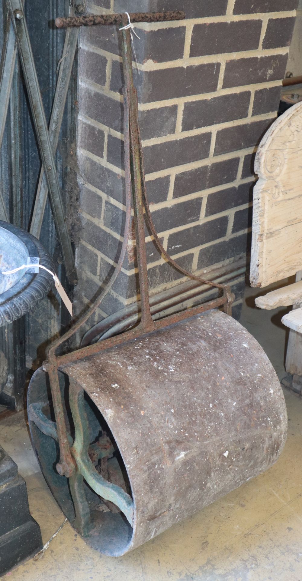 A Victorian cast iron garden roller, c.1840, W.46cm